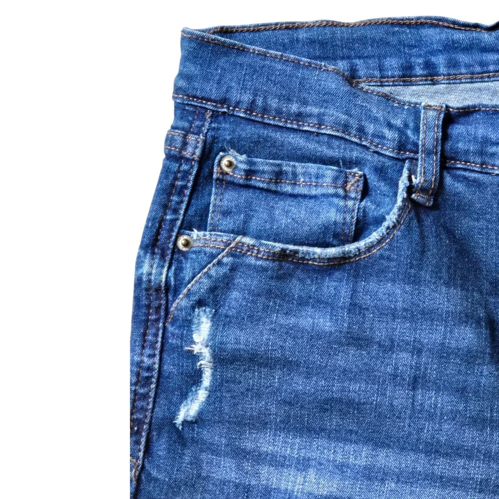Kensie Jeans Women's 8/29 Denim Bermuda Shorts Distressed Raw Hem Stretch